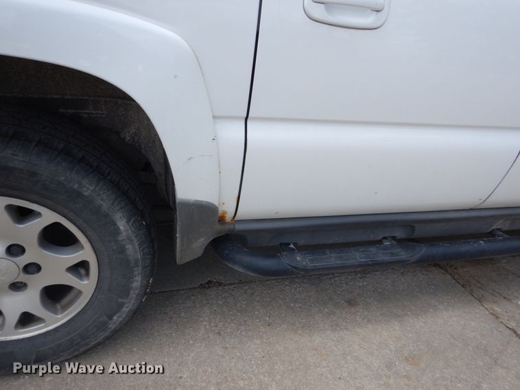 image for item IY9720 2002 Chevrolet Suburban 1500  SUV