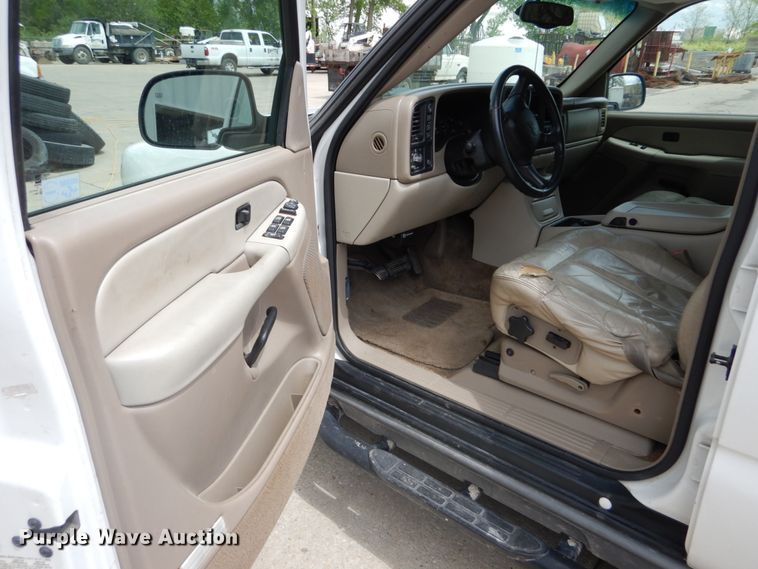 image for item IY9720 2002 Chevrolet Suburban 1500  SUV