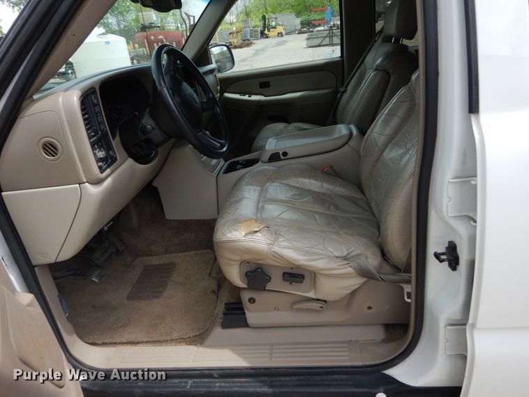 image for item IY9720 2002 Chevrolet Suburban 1500  SUV