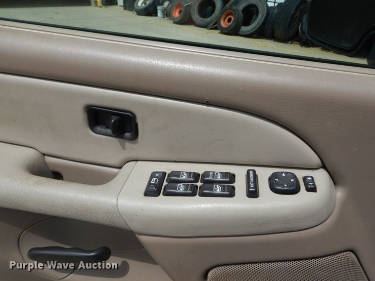 image for item IY9720 2002 Chevrolet Suburban 1500  SUV