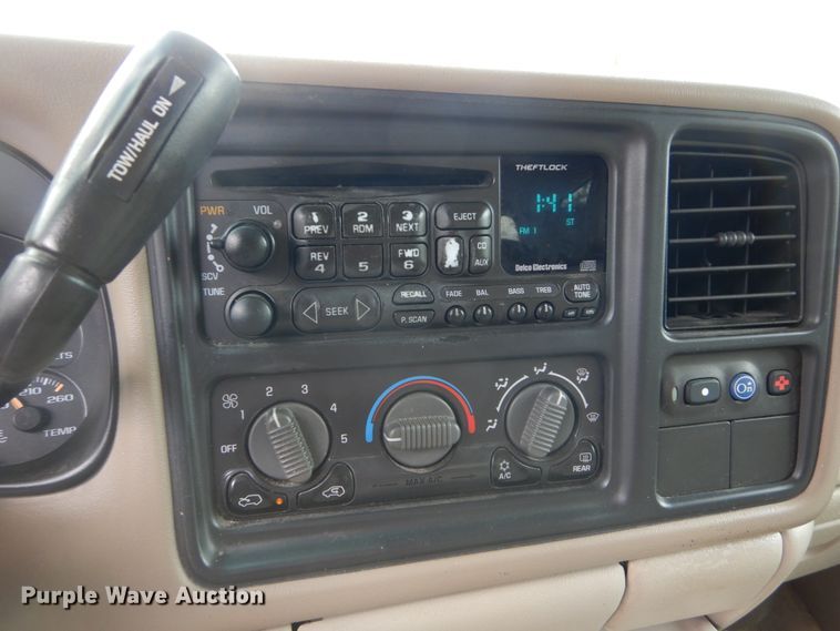 image for item IY9720 2002 Chevrolet Suburban 1500  SUV