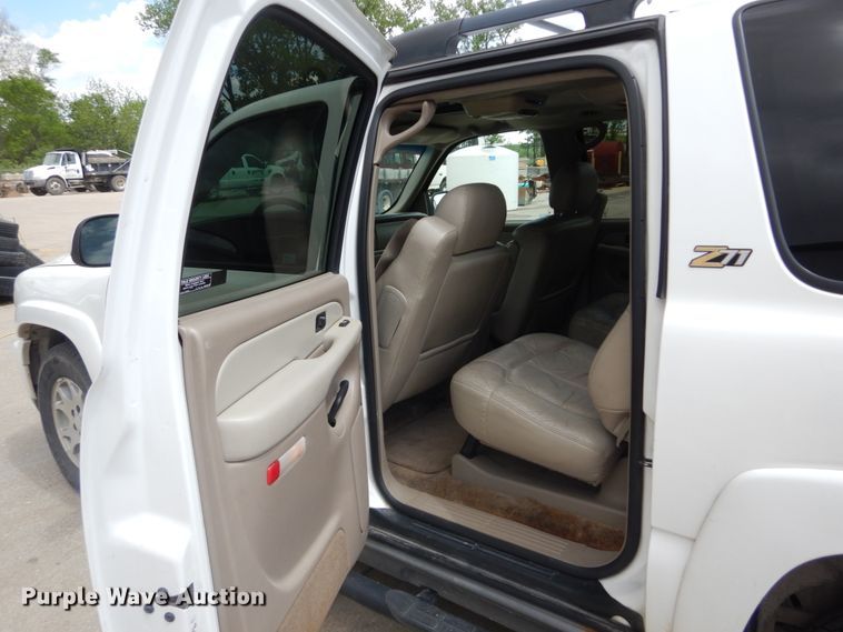 image for item IY9720 2002 Chevrolet Suburban 1500  SUV