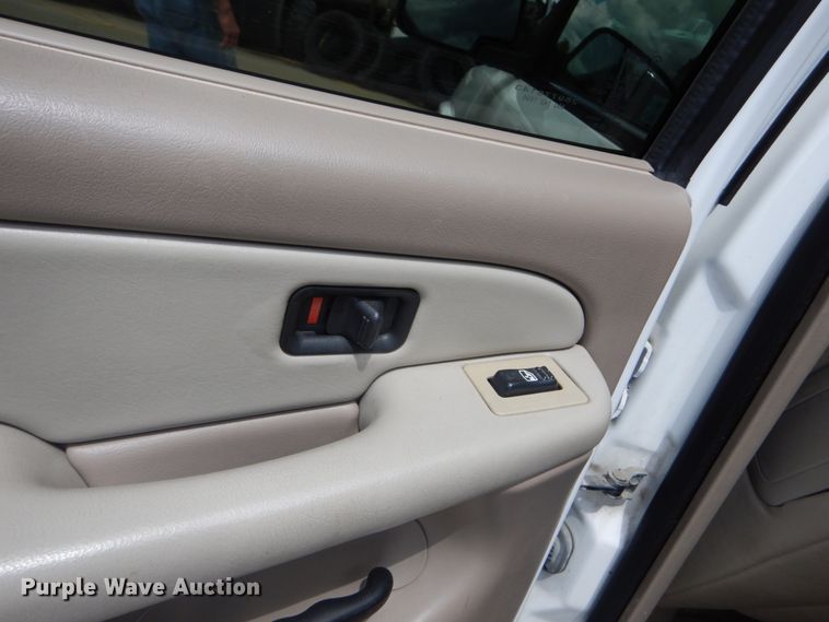 image for item IY9720 2002 Chevrolet Suburban 1500  SUV