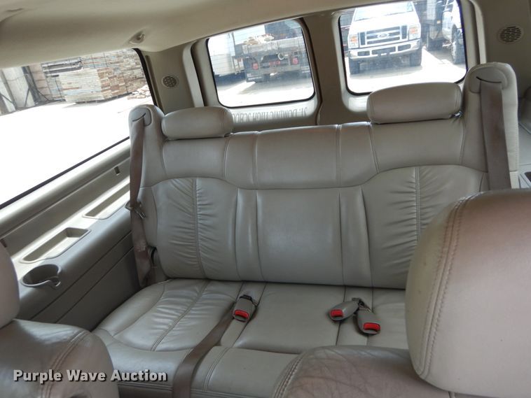 image for item IY9720 2002 Chevrolet Suburban 1500  SUV