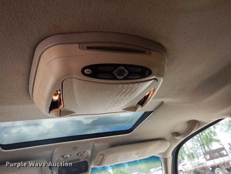 image for item IY9720 2002 Chevrolet Suburban 1500  SUV