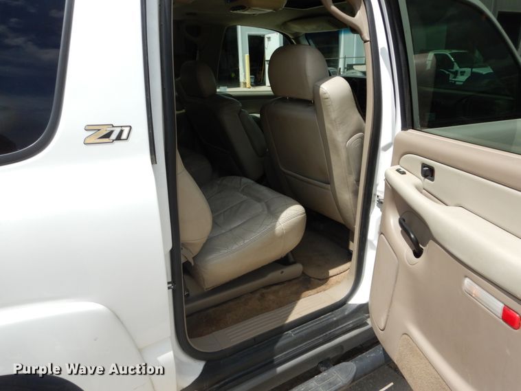 image for item IY9720 2002 Chevrolet Suburban 1500  SUV