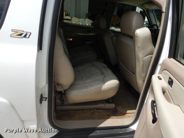 image for item IY9720 2002 Chevrolet Suburban 1500  SUV