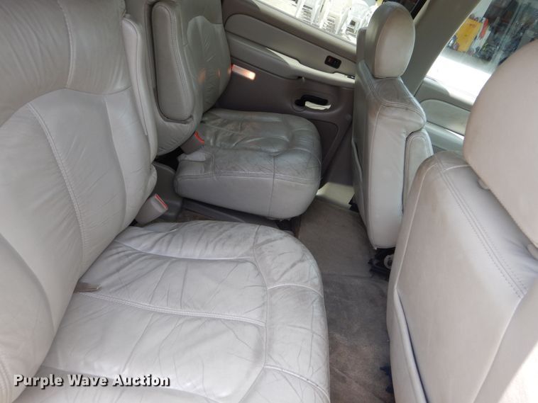 image for item IY9720 2002 Chevrolet Suburban 1500  SUV