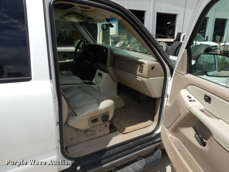 image for item IY9720 2002 Chevrolet Suburban 1500  SUV