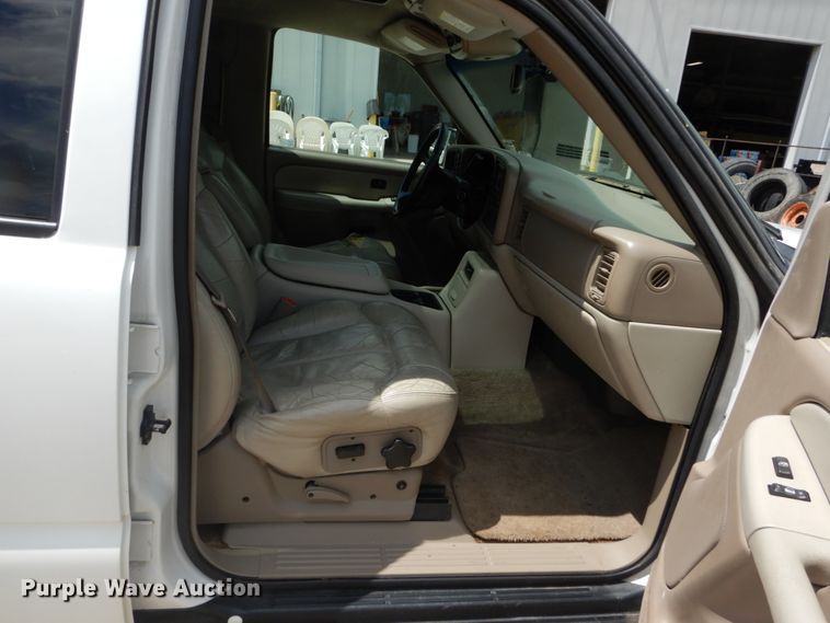 image for item IY9720 2002 Chevrolet Suburban 1500  SUV