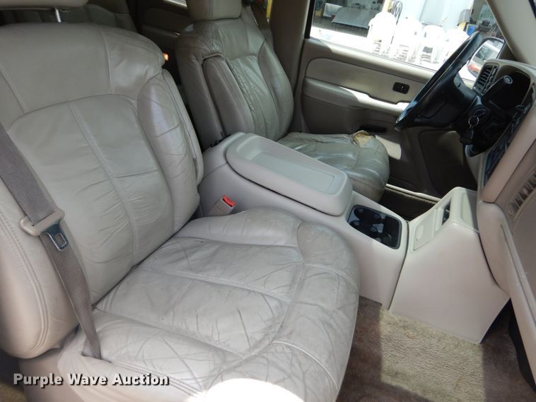 image for item IY9720 2002 Chevrolet Suburban 1500  SUV