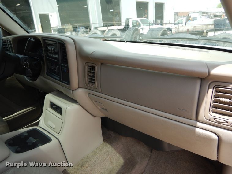 image for item IY9720 2002 Chevrolet Suburban 1500  SUV