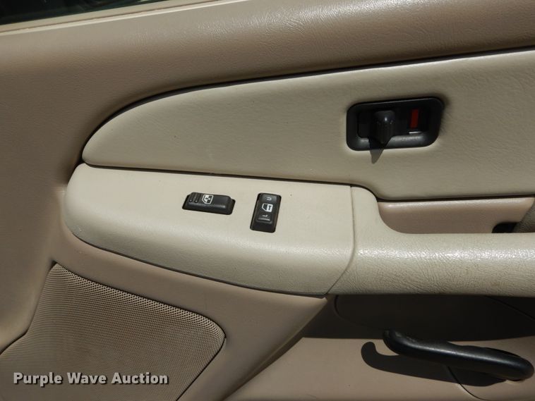 image for item IY9720 2002 Chevrolet Suburban 1500  SUV