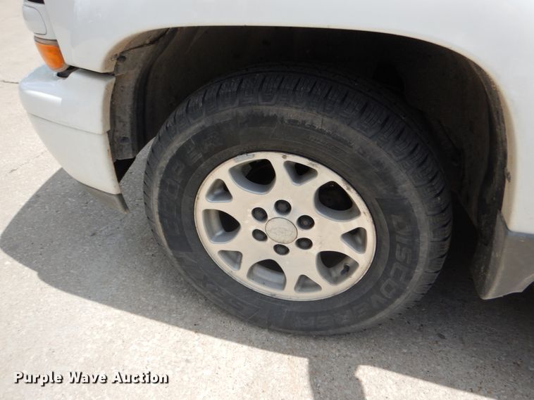 image for item IY9720 2002 Chevrolet Suburban 1500  SUV