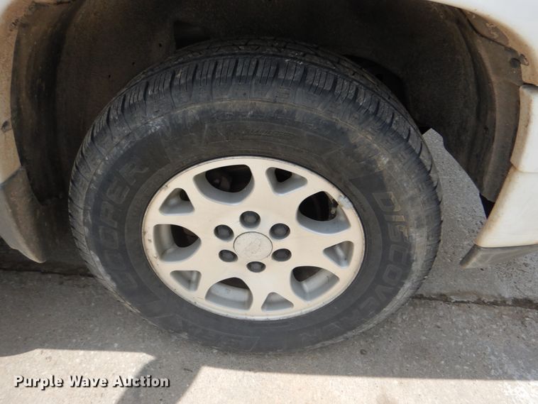 image for item IY9720 2002 Chevrolet Suburban 1500  SUV