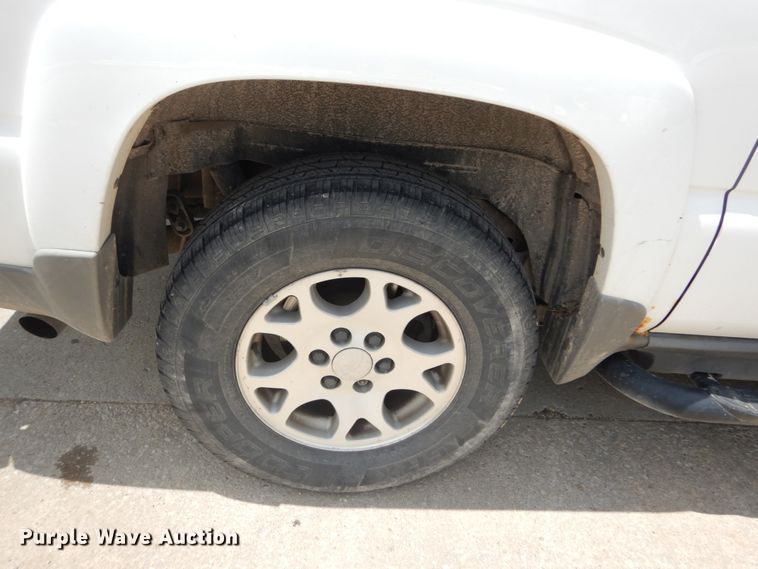 image for item IY9720 2002 Chevrolet Suburban 1500  SUV