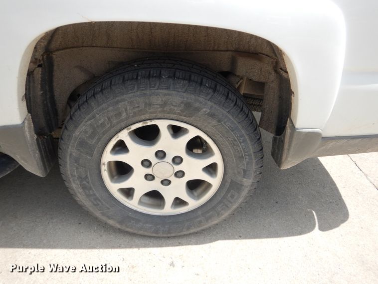 image for item IY9720 2002 Chevrolet Suburban 1500  SUV