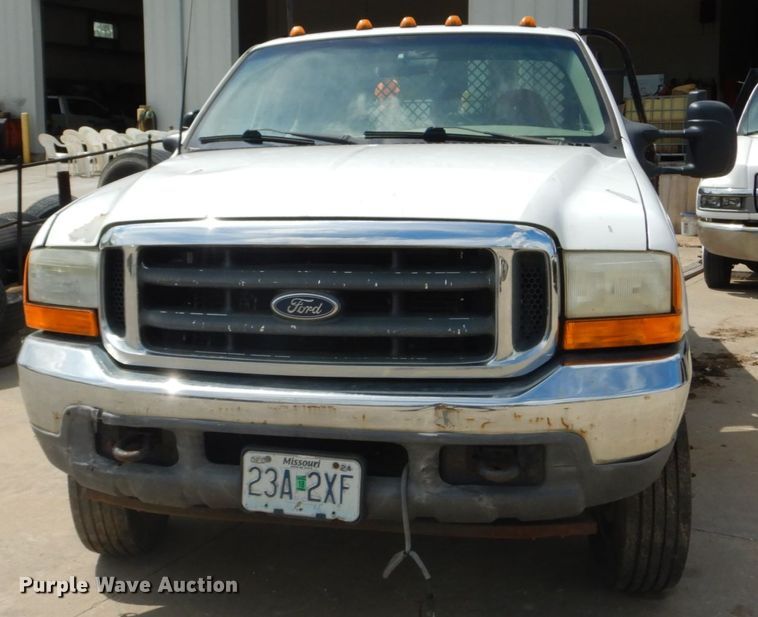 image for item IY9727 2001 Ford F450 Super Duty XL  flatbed truck