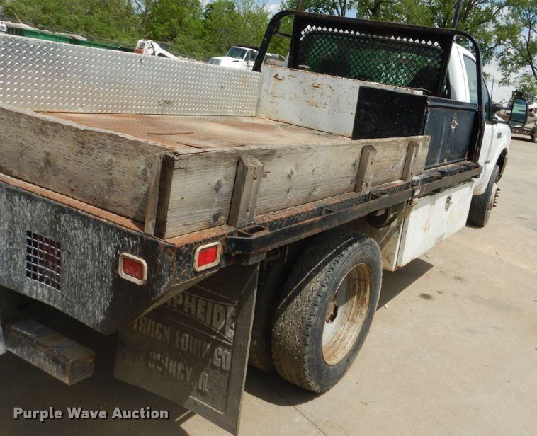 image for item IY9727 2001 Ford F450 Super Duty XL  flatbed truck