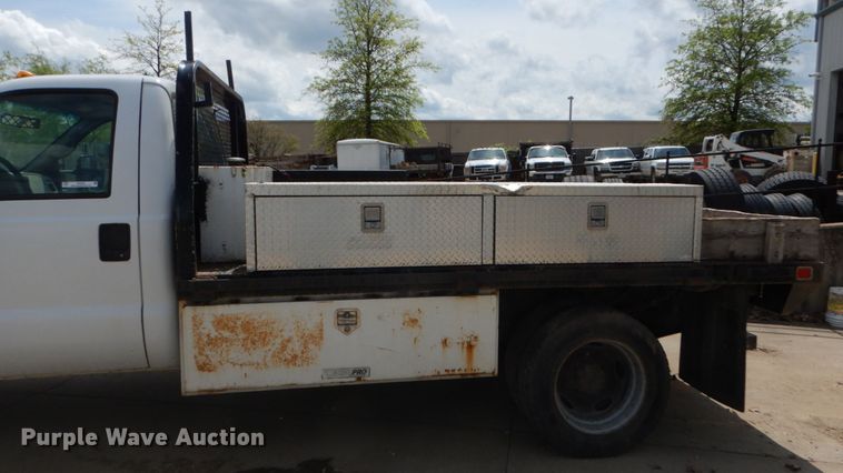 image for item IY9727 2001 Ford F450 Super Duty XL  flatbed truck