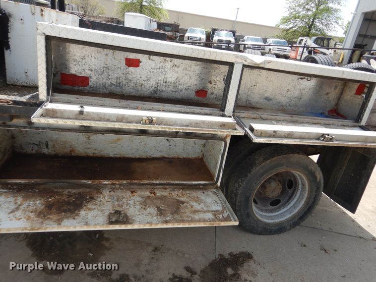 image for item IY9727 2001 Ford F450 Super Duty XL  flatbed truck