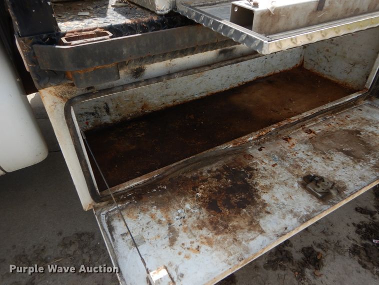 image for item IY9727 2001 Ford F450 Super Duty XL  flatbed truck