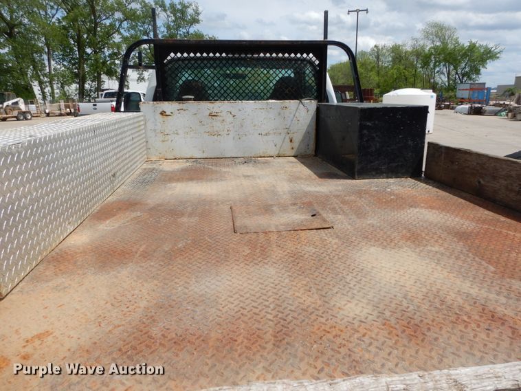 image for item IY9727 2001 Ford F450 Super Duty XL  flatbed truck