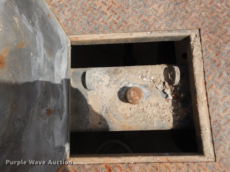 image for item IY9727 2001 Ford F450 Super Duty XL  flatbed truck