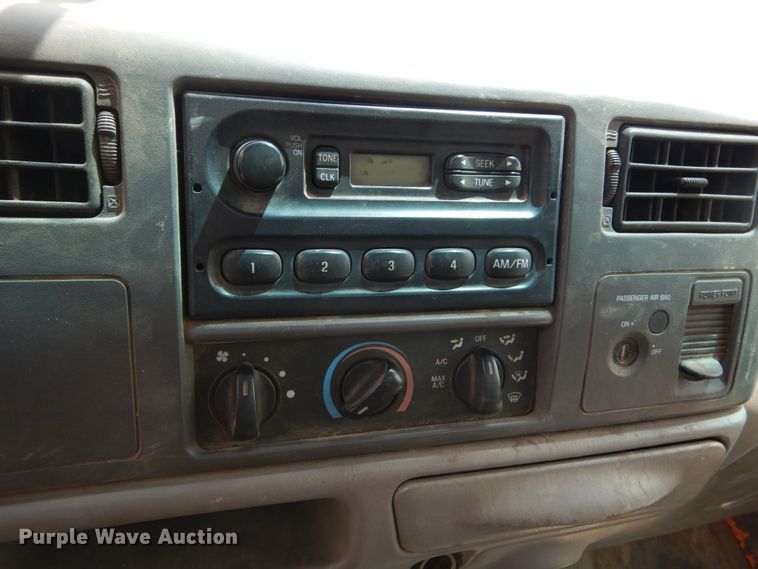 image for item IY9727 2001 Ford F450 Super Duty XL  flatbed truck