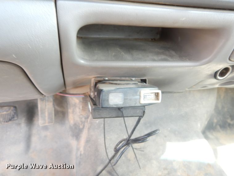 image for item IY9727 2001 Ford F450 Super Duty XL  flatbed truck