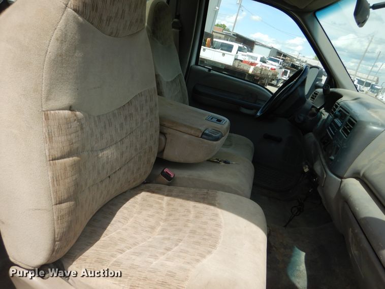 image for item IY9727 2001 Ford F450 Super Duty XL  flatbed truck