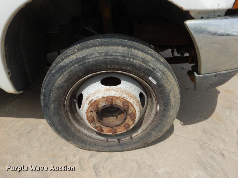 image for item IY9727 2001 Ford F450 Super Duty XL  flatbed truck