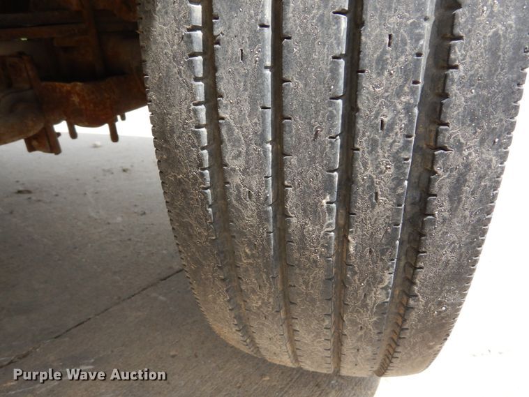 image for item IY9727 2001 Ford F450 Super Duty XL  flatbed truck