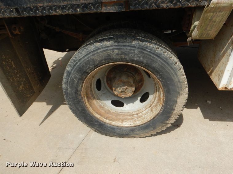 image for item IY9727 2001 Ford F450 Super Duty XL  flatbed truck