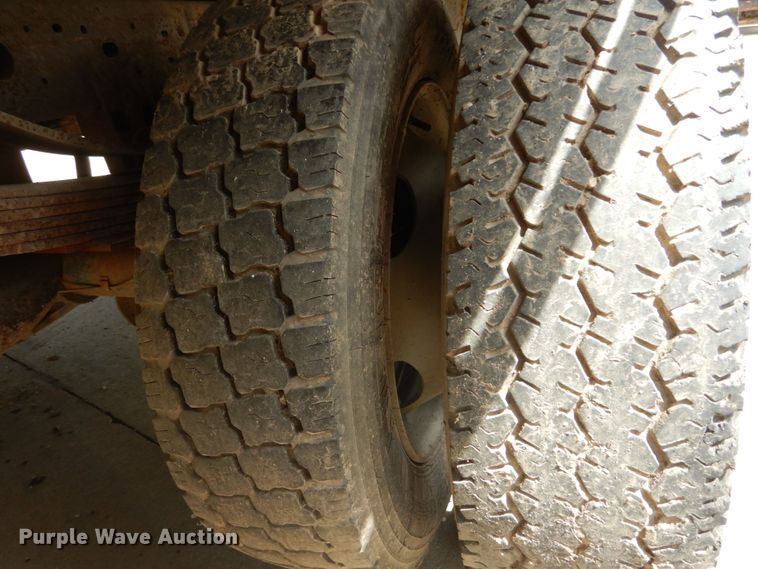 image for item IY9727 2001 Ford F450 Super Duty XL  flatbed truck