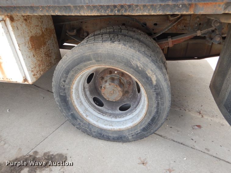 image for item IY9727 2001 Ford F450 Super Duty XL  flatbed truck