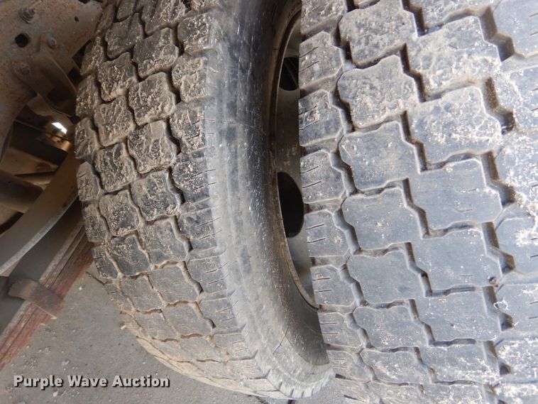 image for item IY9727 2001 Ford F450 Super Duty XL  flatbed truck