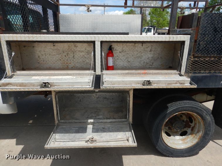 image for item IY9728 2002 Ford F550 Super Duty  flatbed truck