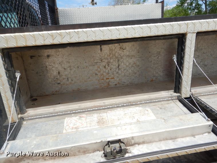 image for item IY9728 2002 Ford F550 Super Duty  flatbed truck