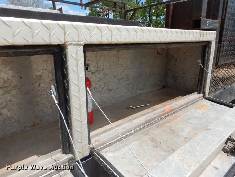 image for item IY9728 2002 Ford F550 Super Duty  flatbed truck