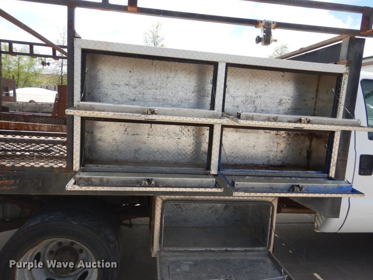 image for item IY9728 2002 Ford F550 Super Duty  flatbed truck