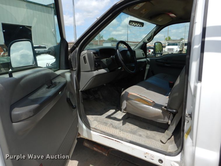 image for item IY9728 2002 Ford F550 Super Duty  flatbed truck