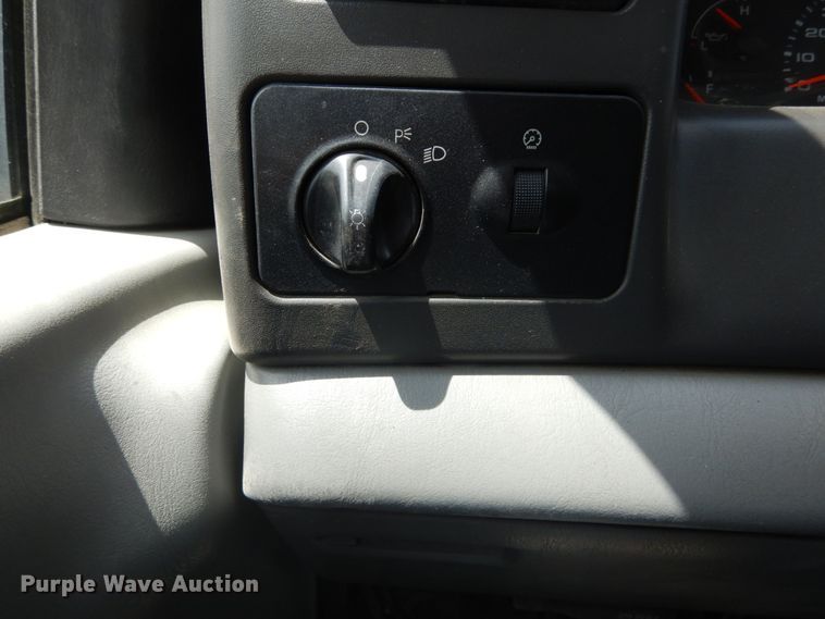 image for item IY9728 2002 Ford F550 Super Duty  flatbed truck