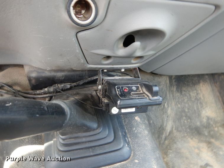 image for item IY9728 2002 Ford F550 Super Duty  flatbed truck