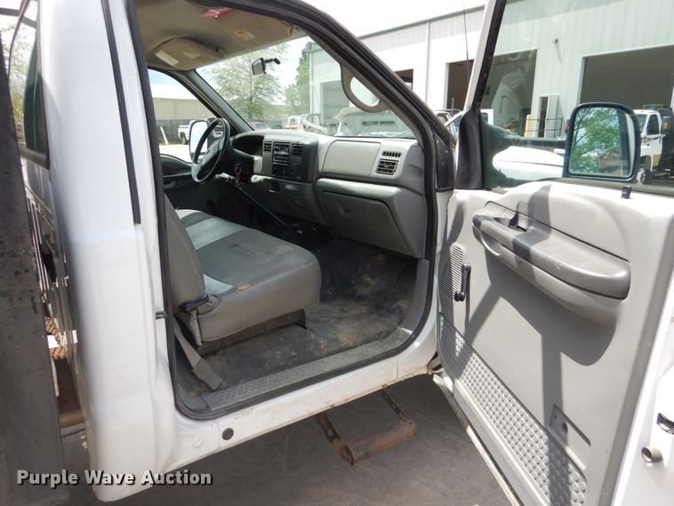 image for item IY9728 2002 Ford F550 Super Duty  flatbed truck