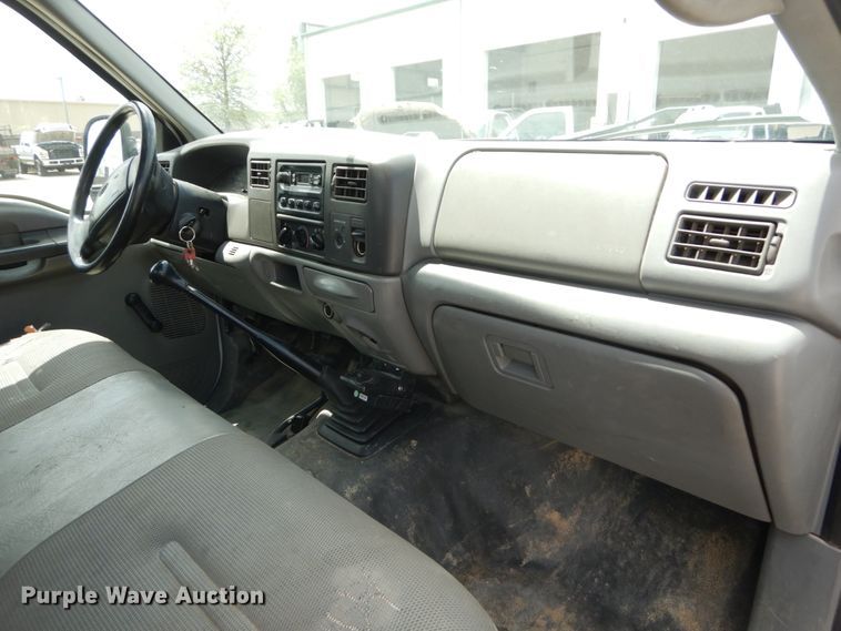 image for item IY9728 2002 Ford F550 Super Duty  flatbed truck