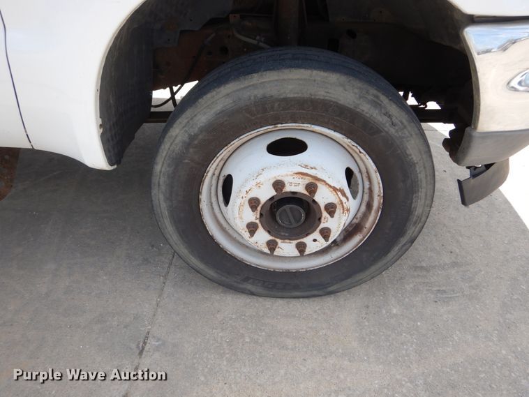 image for item IY9728 2002 Ford F550 Super Duty  flatbed truck