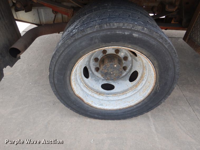 image for item IY9728 2002 Ford F550 Super Duty  flatbed truck