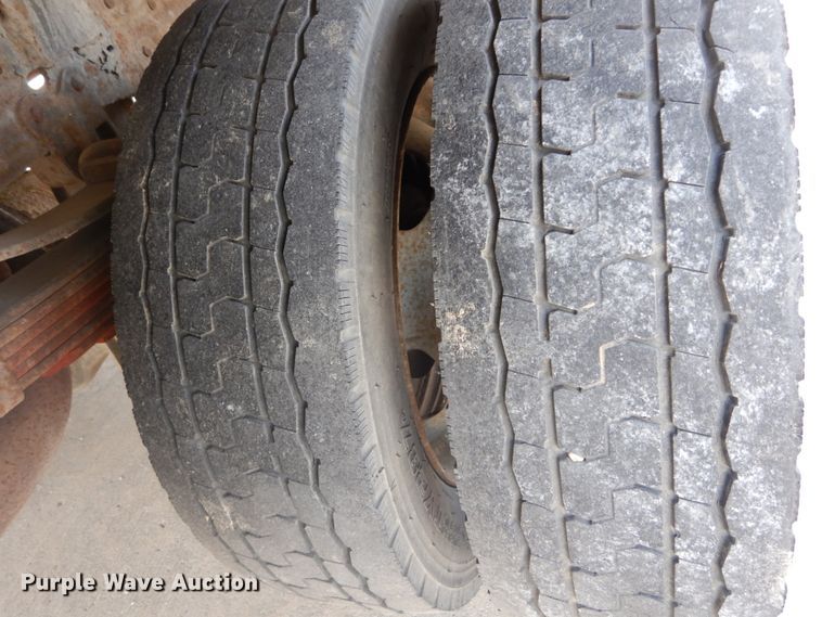 image for item IY9728 2002 Ford F550 Super Duty  flatbed truck