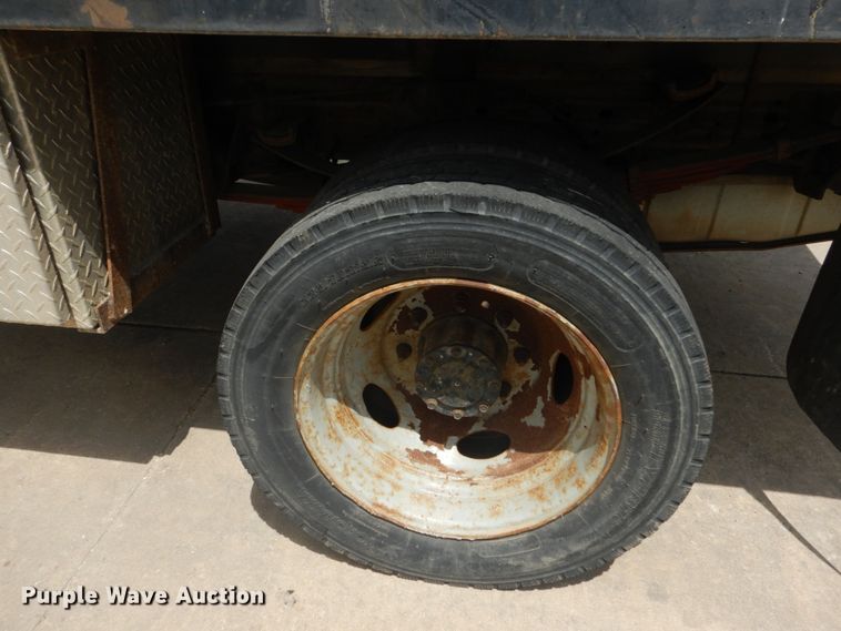 image for item IY9728 2002 Ford F550 Super Duty  flatbed truck